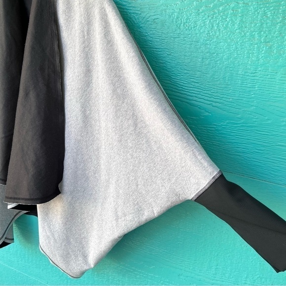 ADIDAS TWIST AND TURN REVERSIBLE CARDIGAN WRAP PONCHO GRAY BLACK SIZE LARGE EUC - Picture 5 of 6